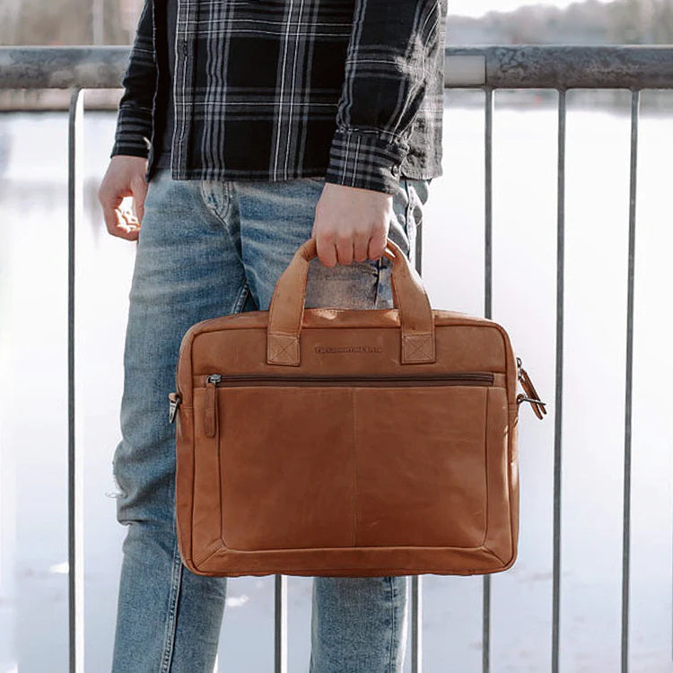 chesterfield-brand-calvi-laptopvaska-cognac-07.webp