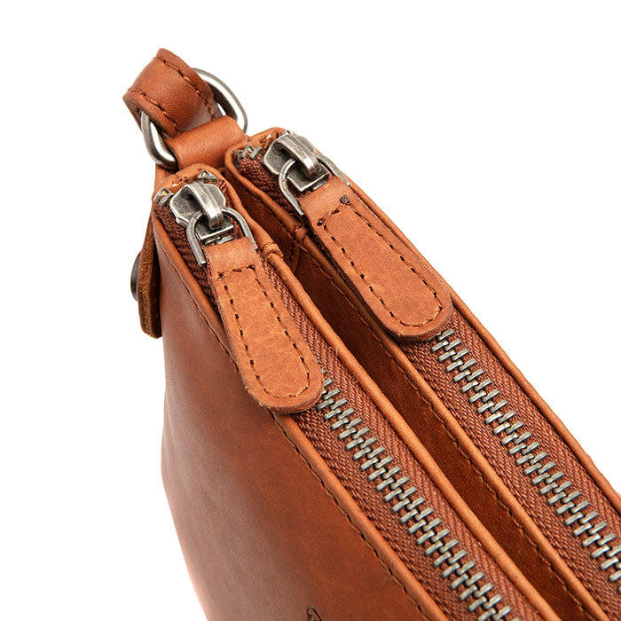 chesterfield-brand-sisli-axelremsvaska-cognac-3.jpg