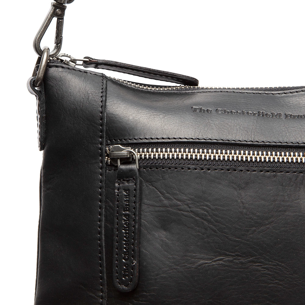 detalj av svart läderväska av modellen Faro från varumärket chesterfield brand