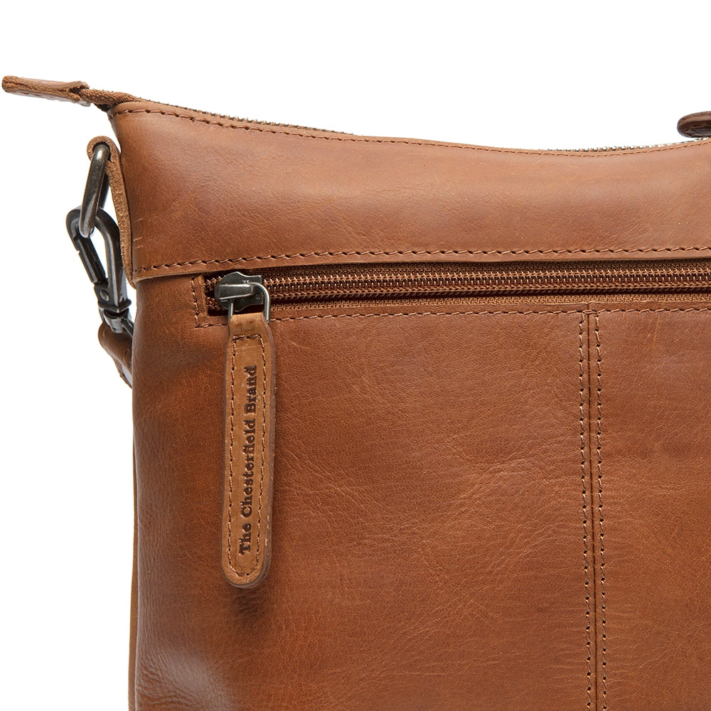 detalj av cognacsfärgad läderväska av modellen faro från chesterfield brand