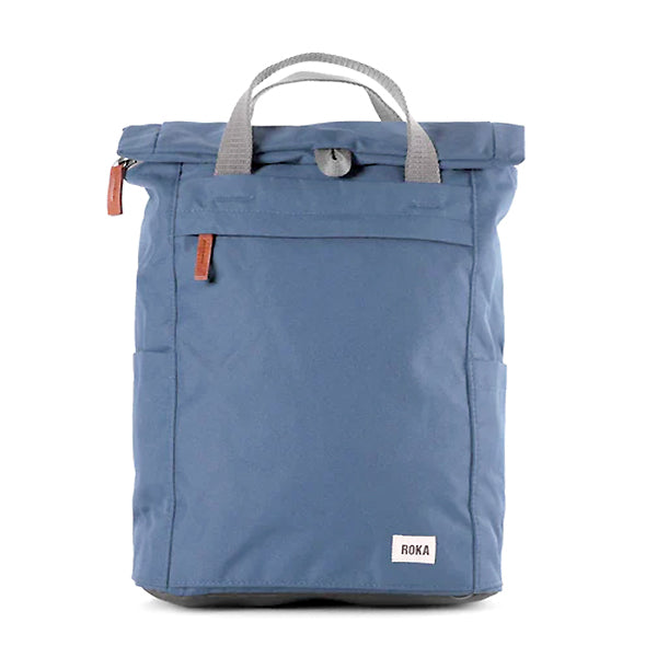 produktbild av framsidan av en blekt blå kanvasryggsäck av modellen Finchley från varumärket Roka London