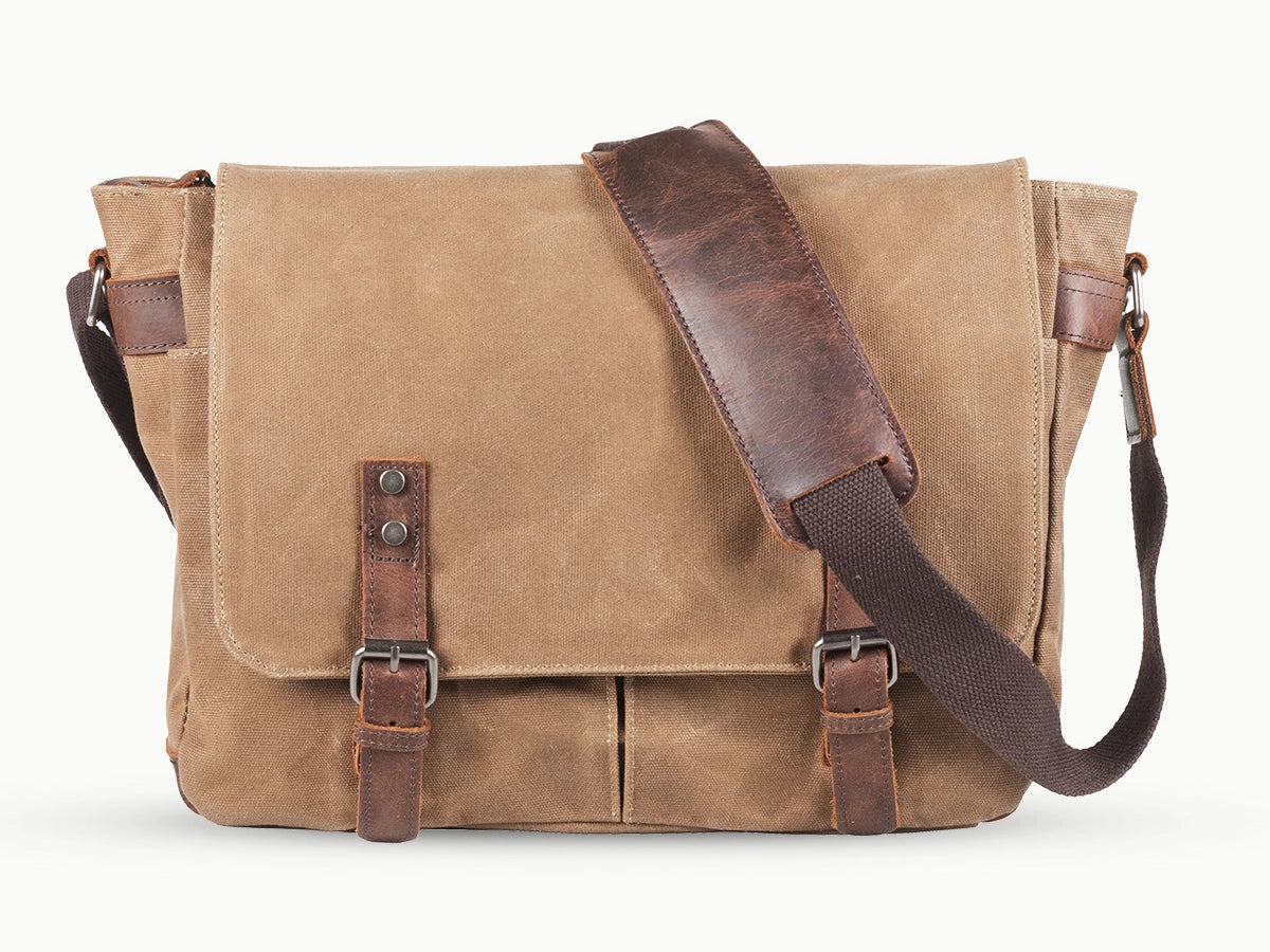 Produktbild föreställande kurirväska av modellen Japoon i beige kanvas med detaljer i läder från varumärket Scippis
