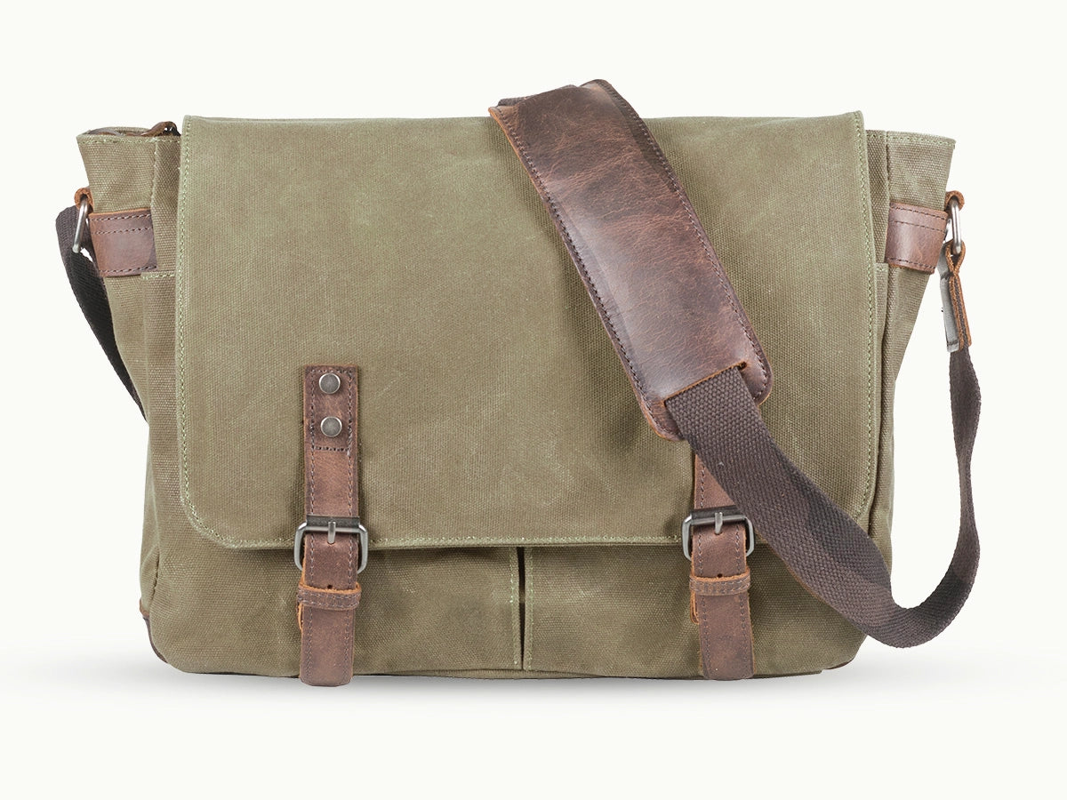 Produktbild föreställande kurirväska av modellen Japoon i olivgrön kanvas med detaljer i läder från varumärket Scippis