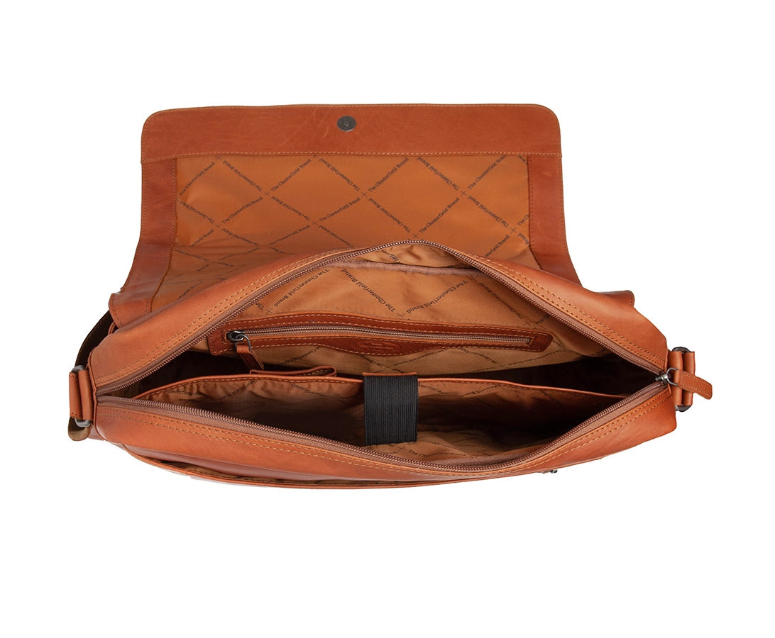 produktbild av öppen cognacsfärgad laptopväska av modellen Richard från varumärket chesterfield brand